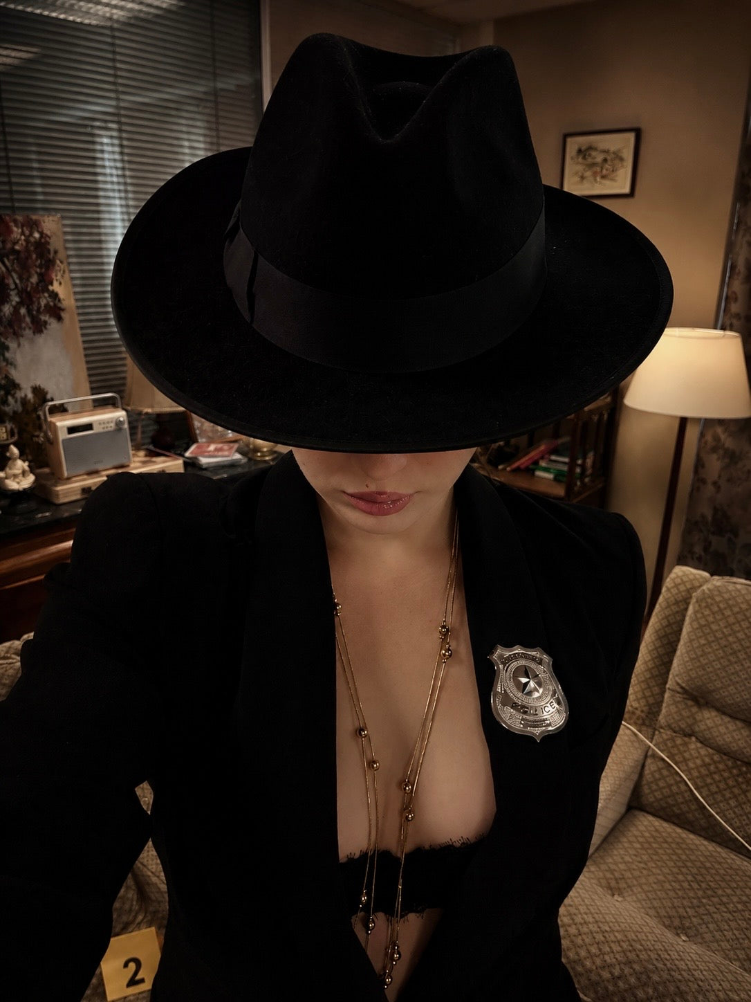 Silhouette noire portant les bijoux Charlotte Hunt
